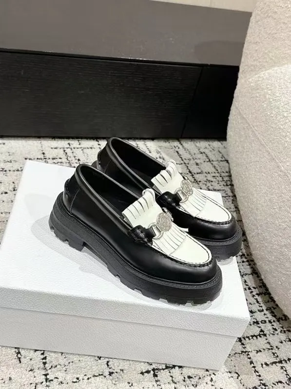 👟👟Ex-factory price 700👟👟 Dior 25/early spring new coin tassel thick-soled loafers made of black calf leather with white leather tassels to show a contrasting layering. The tassels are embellished with silver lucky star metal medals. They are very exquisite, comfortable and good-looking💯 and easy to match. Can be worn in spring, summer, autumn and winter! ✔️Upper: original imported open-edge beaded cowhide ✔️Inner lining: water-dyed cowhide ✔️Sole: original rubber foam outsole ✔️Size: 35-41 (40.41 customized, non-refundable)